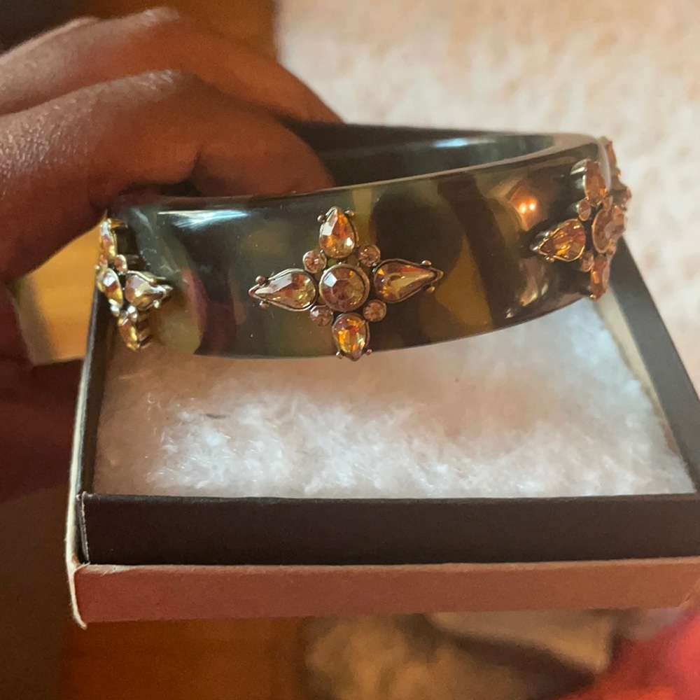 Brown marble color bracelet with rhinestones.